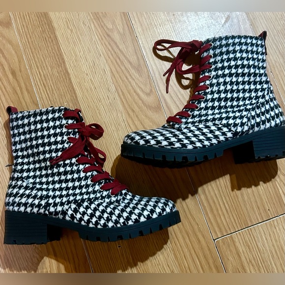 Stylish True Craft women 8 Houndstooth Ankle Boots with Red Laces - Picture 10 of 12